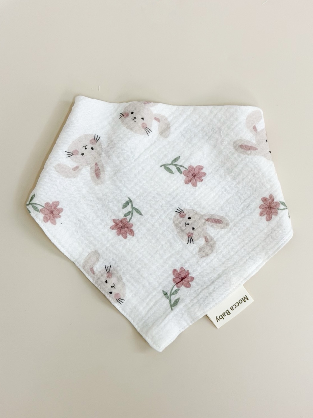 Babero bandana · conejos y fresas