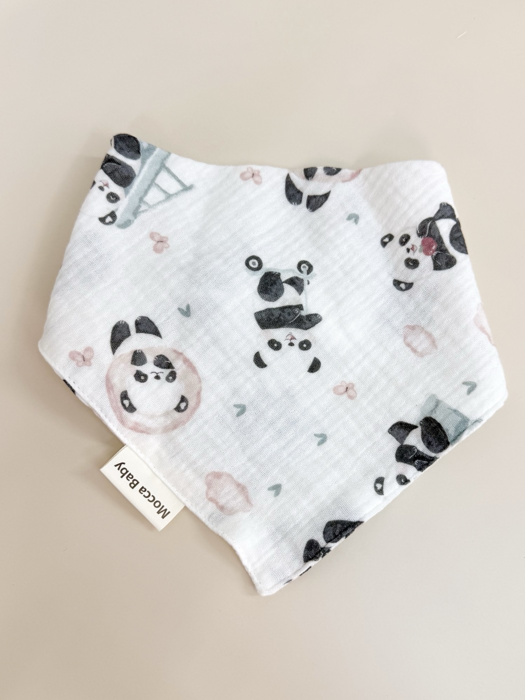 Babero bandana · pandas y corazones