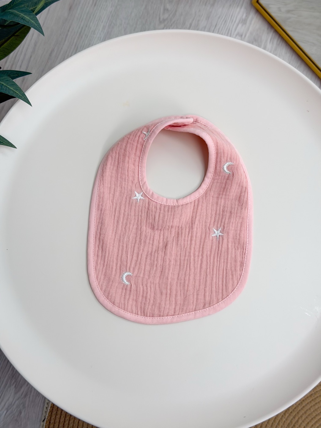 Babero con broche · estrellas y lunas, rosa