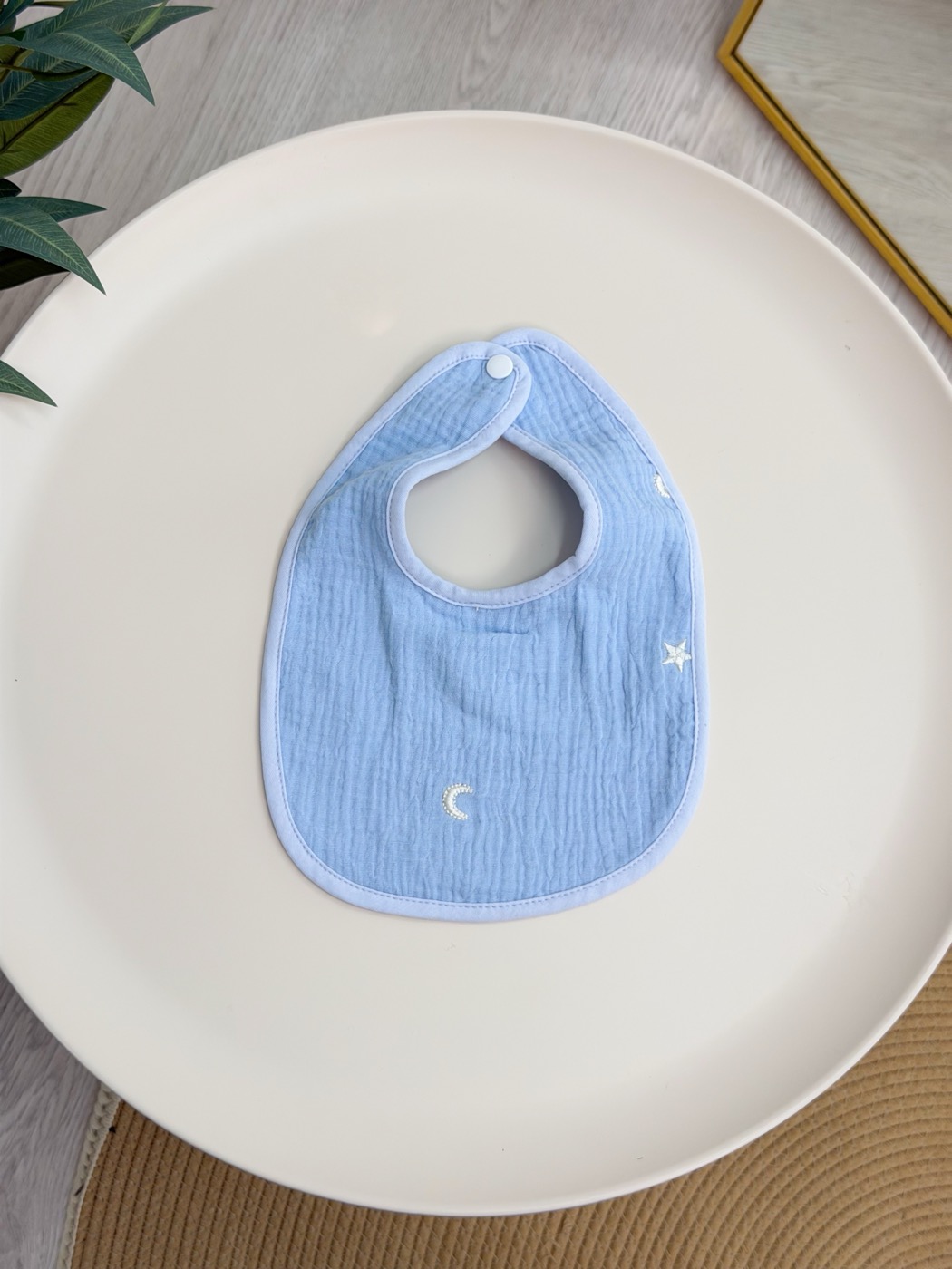 Babero con broche · estrellas y lunas, azul
