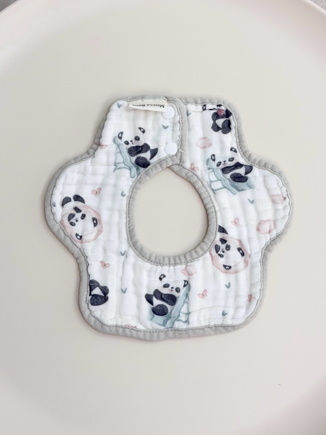 Babero pétalo · pandas y corazones