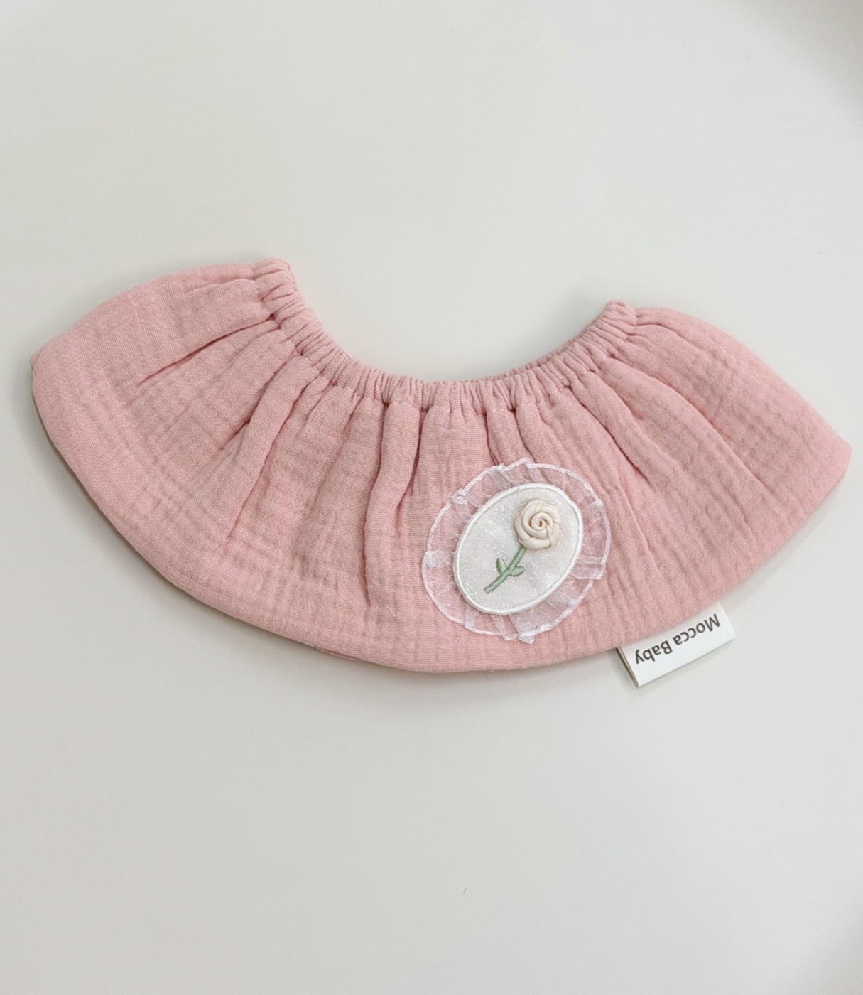Babero con volante y rosa · rosa