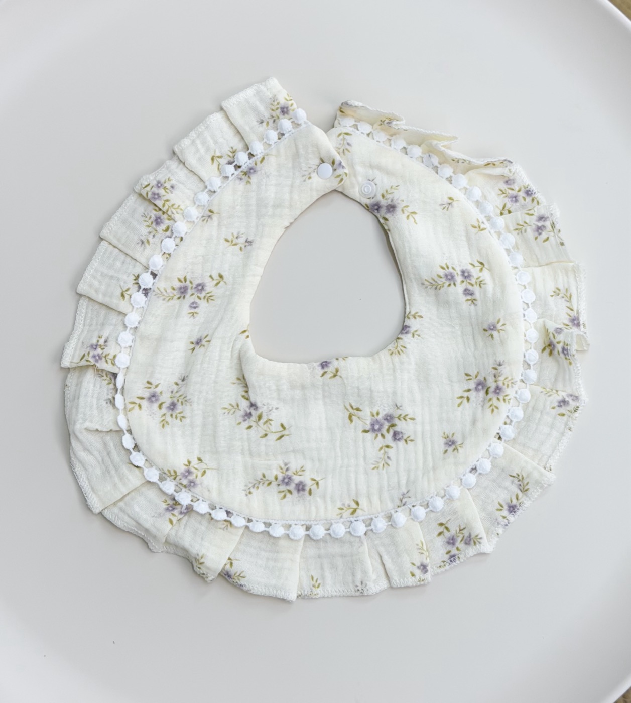 Babero con volante · flores lila